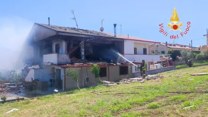 Settingiano. Esplosione in un appartamento a Settingiano: Squadre dei Vvf orso