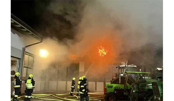 Svegliato dal fumo lancia l'allarme e salva un'officina. Tetto in fiamme in zona artigianale a Gais