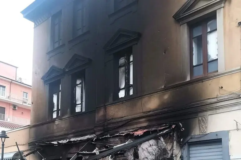 Incendio devasta ristorante, arrestato il presunto autore: rivalità commerciali