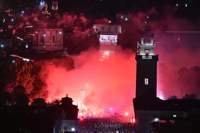 Calcio. La trionfale passerella dell'Atalanta: una notte di festa a Bergamo (Video)