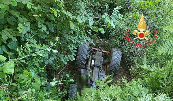 Tragedia a Girifalco: mezzo agricolo ribaltato in una scarpata, muore il conducente. Intervento dei Vvf