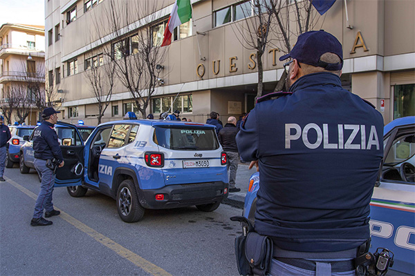 Panico a Cosenza: uomo armato di coltello minaccia passanti davanti a un bar