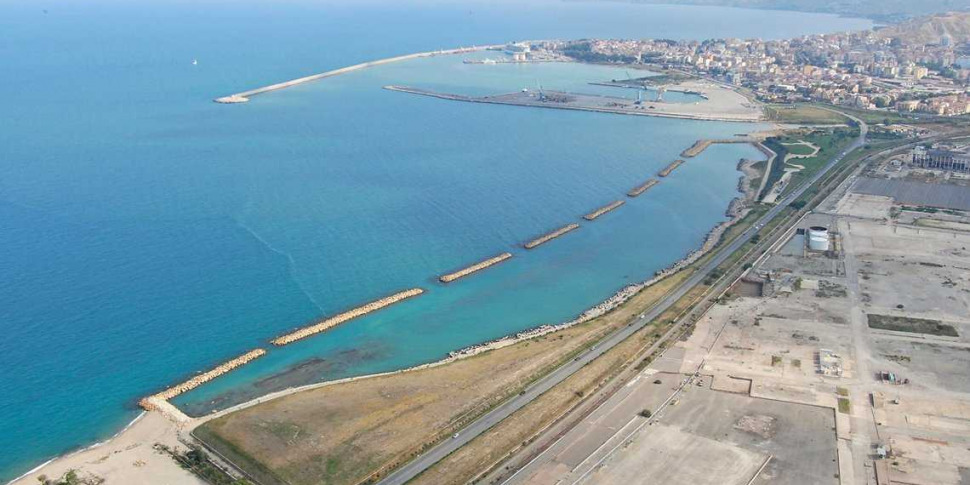 I rifiuti a Crotone non si lasceranno in mezzo al mare a due passi dal fiume Esaro