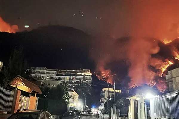 Brucia la collina dei Camaldoli a Napoli, è polemica sui voli antincendio