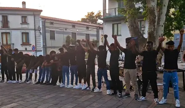 Scenari di integrazione creativa: successo a Dipignano per "L'attesa"