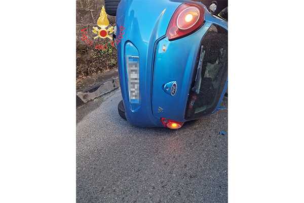 Incidente stradale a Catanzaro: auto si ribalta nel sottopasso un ferito