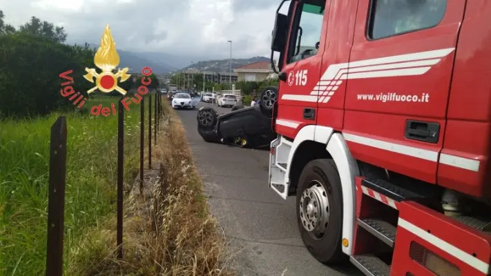 Incidente a Lamezia Terme: Auto si Schianta e si Ribalta, Intervento dei Vvf e Disagi al Traffico