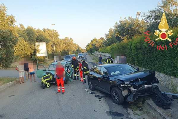 Incidente stradale a Simeri Mare: tre feriti, i Vvf estraggono dalle lamiere conducente