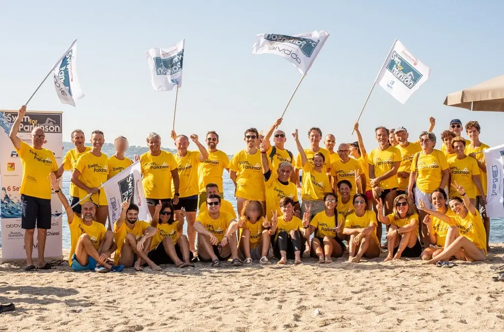 Persone con Parkinson, familiari e neurologi sfidano la malattia attraversando a nuoto lo Stretto di Messina