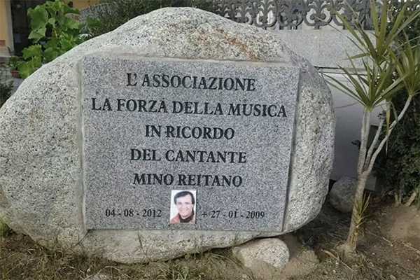 Polemiche in Calabria, rimossa targa in memoria di Mino Reitano. Sindaco, 'é un restyling'*