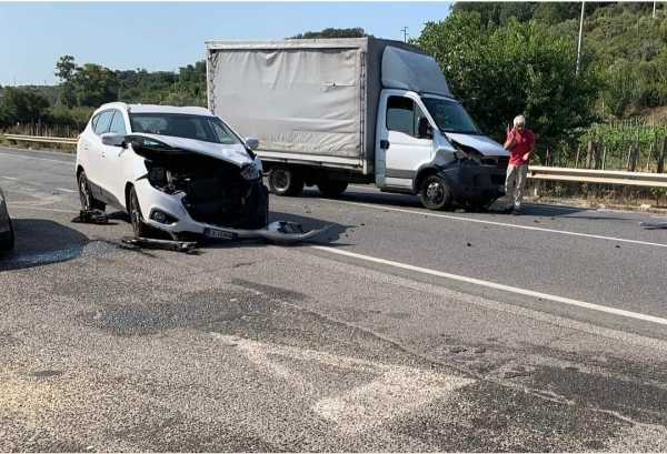 Ennesimo incidente stradale sulla SS106: scontro tra auto e furgone