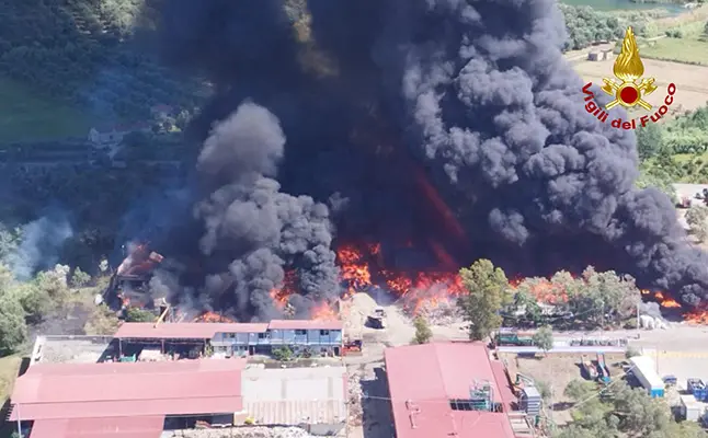 Incendio deposito materiale plastico nel reggino (Video)