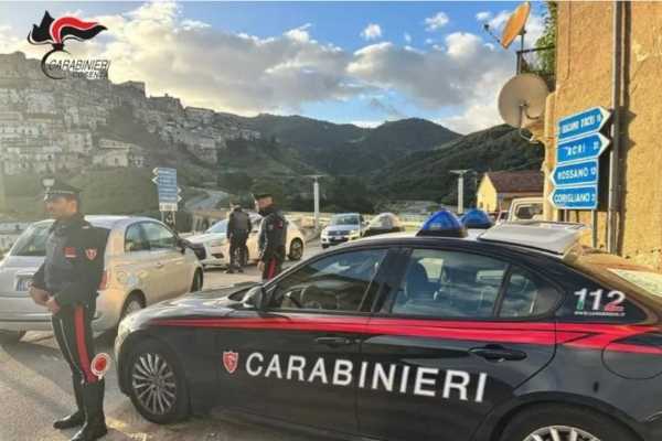 Tentato omicidio a Corigliano-Rossano: fingono di essere carabinieri e accoltellano un uomo