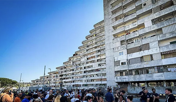 La lite poi cede il ballatoio, due morti a Scampia