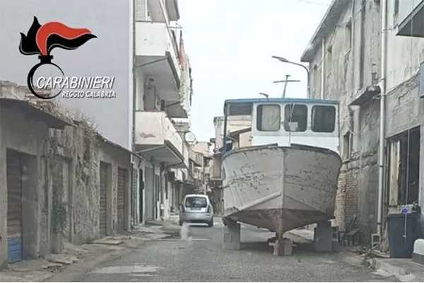 Lascia barca di 10 metri in strada, denunciato dai Carabinieri