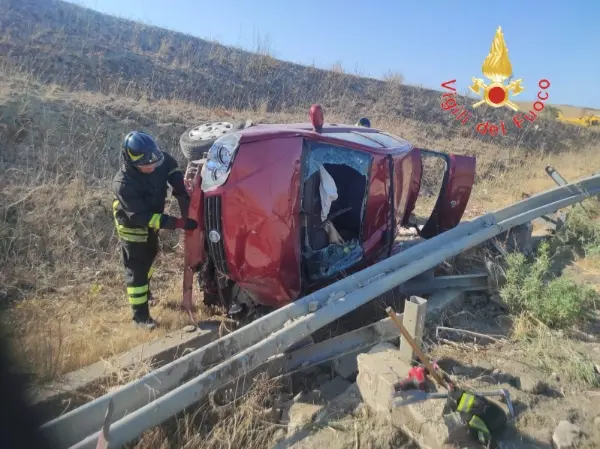 Incidente stradale nella zona industriale di Cutro: intervento dei Vvf.