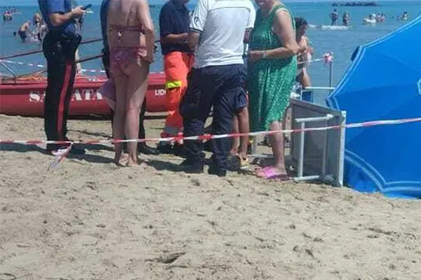 Tragedia a Crotone: uomo muore per shock anafilattico dopo punture di vespe sulla spiaggia