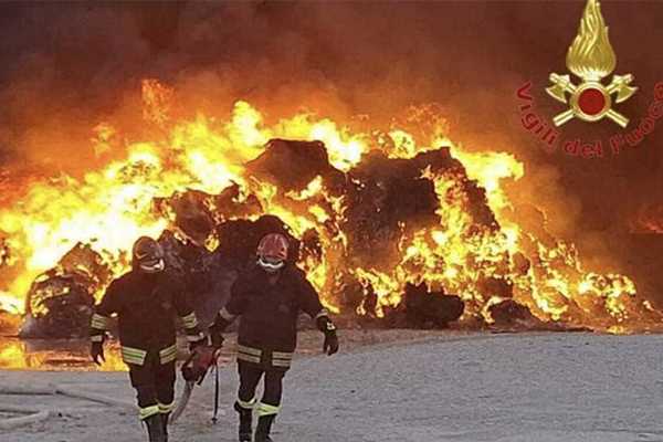 Inferno delle ecoballe a Serre: fiamme devastanti e preoccupazioni per l'ambiente