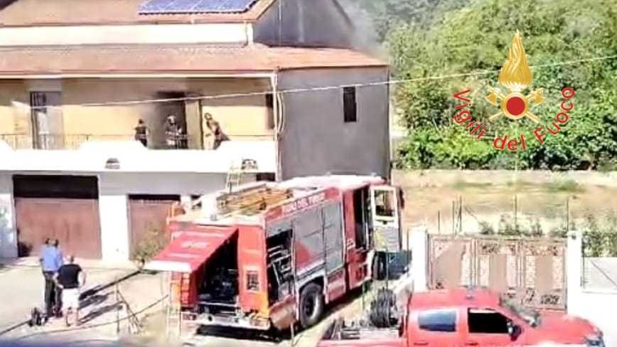 Incendio a Chiaravalle Centrale: i Vvf salvano donna intrappolata