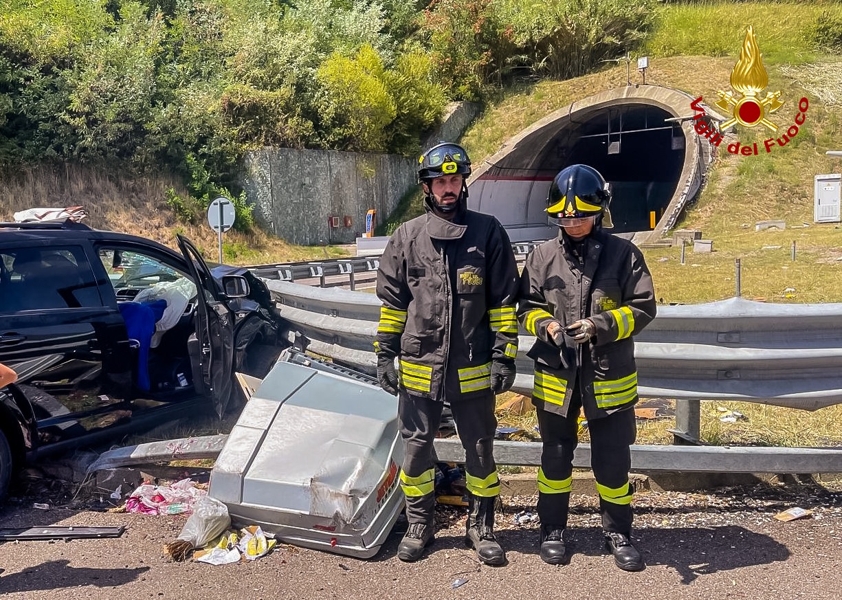 Incidente stradale sull'autostrada del Mediterraneo: intervento dei Vvf