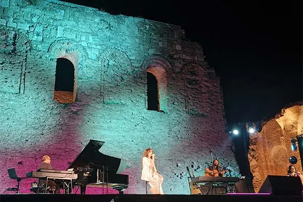 Alice incanta al Parco Archeologico Scolacium: un viaggio tra musica e storia