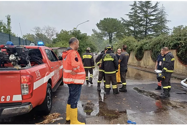 Temporale a Enna, ospiti piscina soccorsi dai Vvf