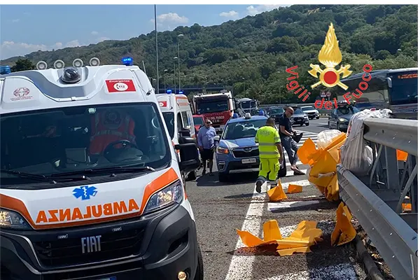 Camper si schianta violentemente sul guardrail e si ribalta sulla a2: due feriti trasportati in ospedale