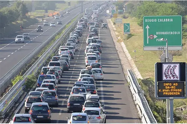 Esodo di Ferragosto in Calabria: Traffico Intenso ma Regolare sulla A2