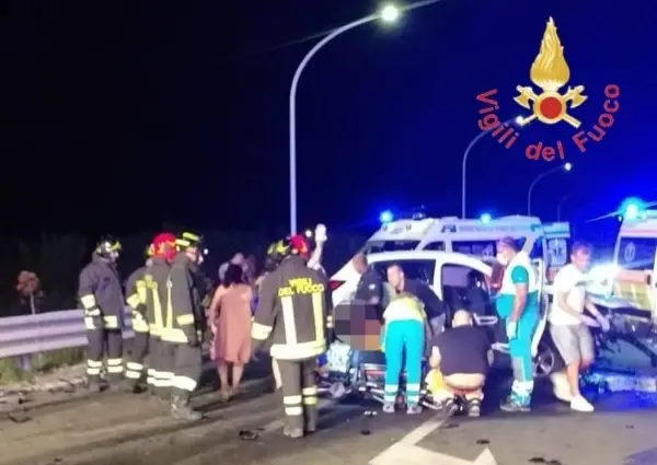 Incidente sulla SS106: Intervento dei Vvf Cosenza per estrarre un ferito dalle lamiere