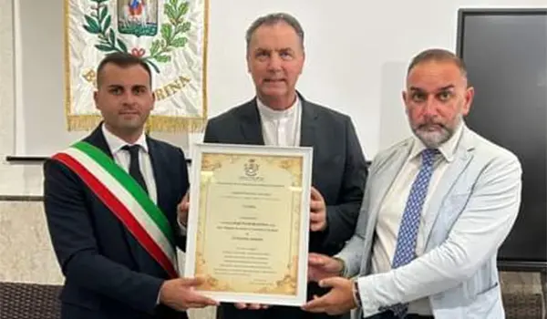 Il Sindaco di Bova Marina Zirilli conferisce la Cittadinanza Onoraria al Cardinale Artime: un legame di 126 anni con i Salesiani