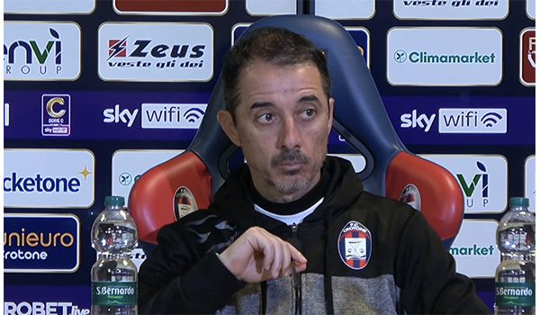 Crotone-Cerignola, le parole di Mister Longo: vittoria, maturità e obiettivo play-off. Video