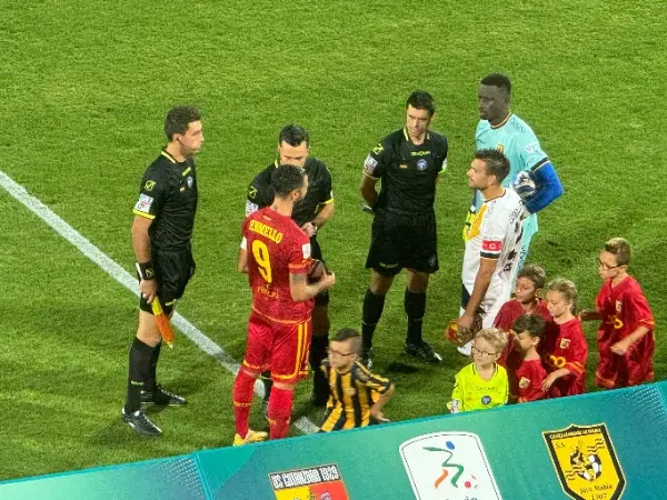 Calcio, pareggio a reti bianche tra Catanzaro e Juve Stabia (Video)