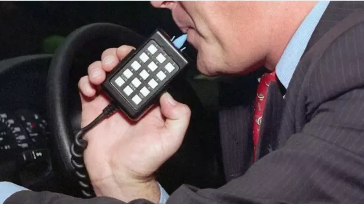 Alcolock obbligatorio per chi guida: cos’è, quanto costa e come funziona davvero