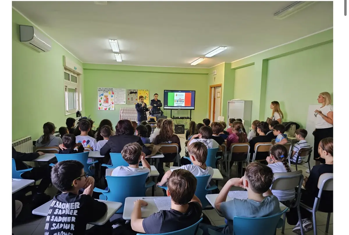 Educazione alla legalità e cyberbullismo: la Polizia incontra gli studenti di Belpasso