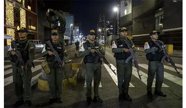 Esplosioni nella notte a Caracas: tensione alle stelle tra Venezuela e Stati Uniti
