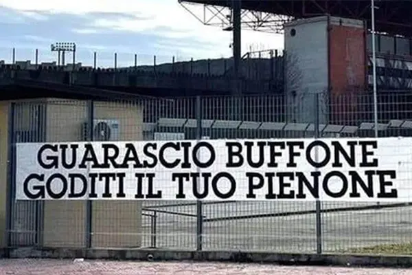 Cosenza Calcio: La rabbia dei tifosi contro il presidente Guarascio – “Non sarai mai il nostro presidente”