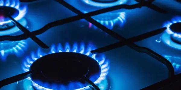 Prezzo del gas in aumento tensioni geopolitiche spingono le quotazioni petrolio in calo