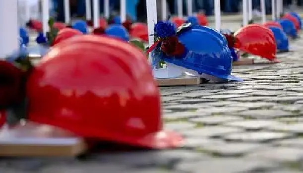 Torino, tragedia sul lavoro: operaio precipita dal cestello di una gru e muore