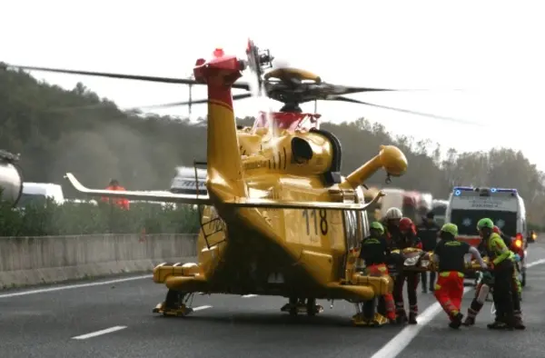 Incidente sull’A2 a Tarsia: auto si ribalta, donna in codice rosso all’Annunziata di Cosenza