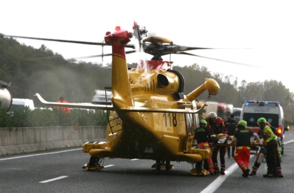 Incidente sull’A2 a Tarsia: auto si ribalta, donna in codice rosso all’Annunziata di Cosenza