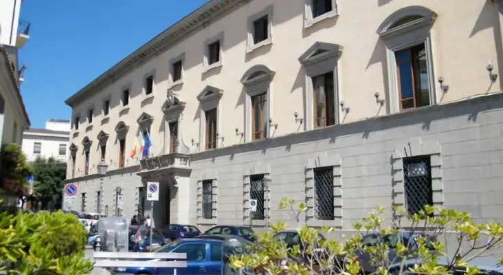 Catanzaro, grave rottura delle condotte idriche: scuole chiuse oggi 25 marzo 2025