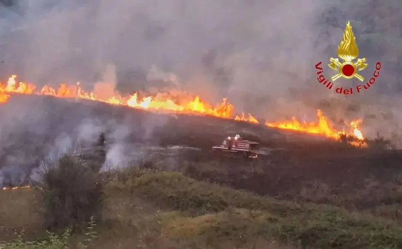 Incendio sul Pollino, chiuso un tratto dell'Autostrada A2 tra Sibari e Morano Calabro traffico deviato per fumo
