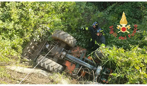 Tragedia a Ricadi: trattore si ribalta in un terreno, muore il conducente