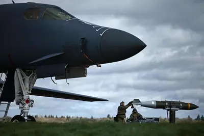Ritiro dei bombardieri B-1 dalla base RAF di Fairford dopo allarme terrorismo