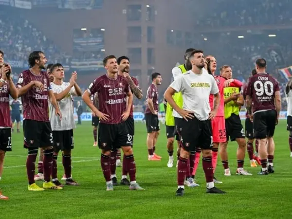Salernitana, otto calciatori in ospedale per sospetta intossicazione alimentare: possibile rinvio del ritorno playout