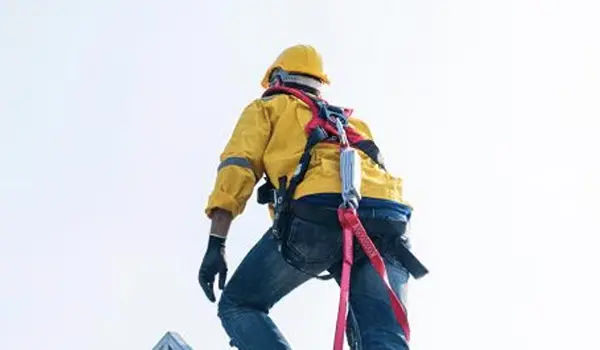 Grave incidente sul lavoro a Pompei: due operai precipitano da 15 metri, uno è in prognosi riservata