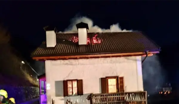 Incendio al tetto di una casa a Stelvio: una persona ricoverata, evacuati i residenti