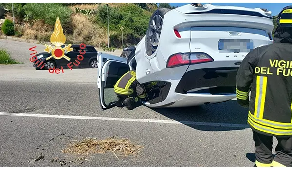Incidente sulla SS106 a Squillace: auto ribaltata, ferito il conducente, intervento dei Vvf