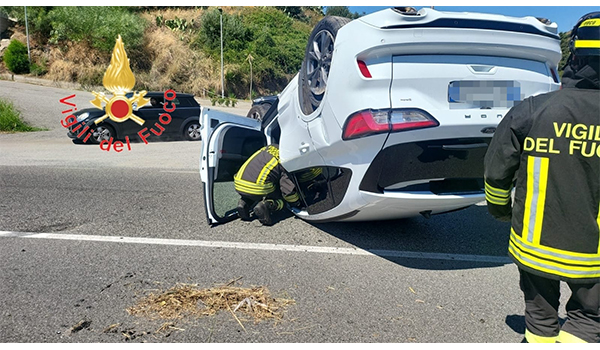 Incidente sulla SS106 a Squillace: auto ribaltata, ferito il conducente, intervento dei Vvf