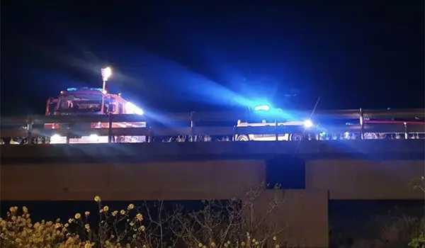 Scontro mortale sulla SS106: muore centauro 49enne in un impatto con due camion